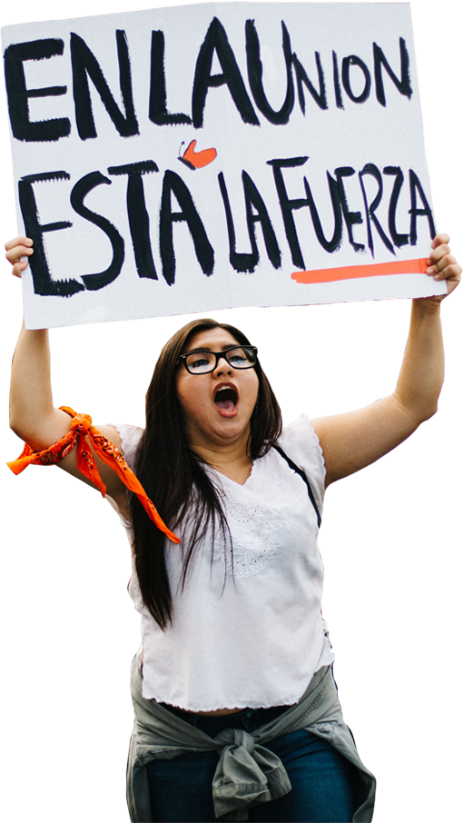 Mujer soteniendo una pancarta que dice: En la unión está la fuerza
